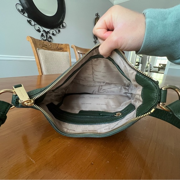 Emerald green leather Michael Kors small crossbody - Picture 2 of 4